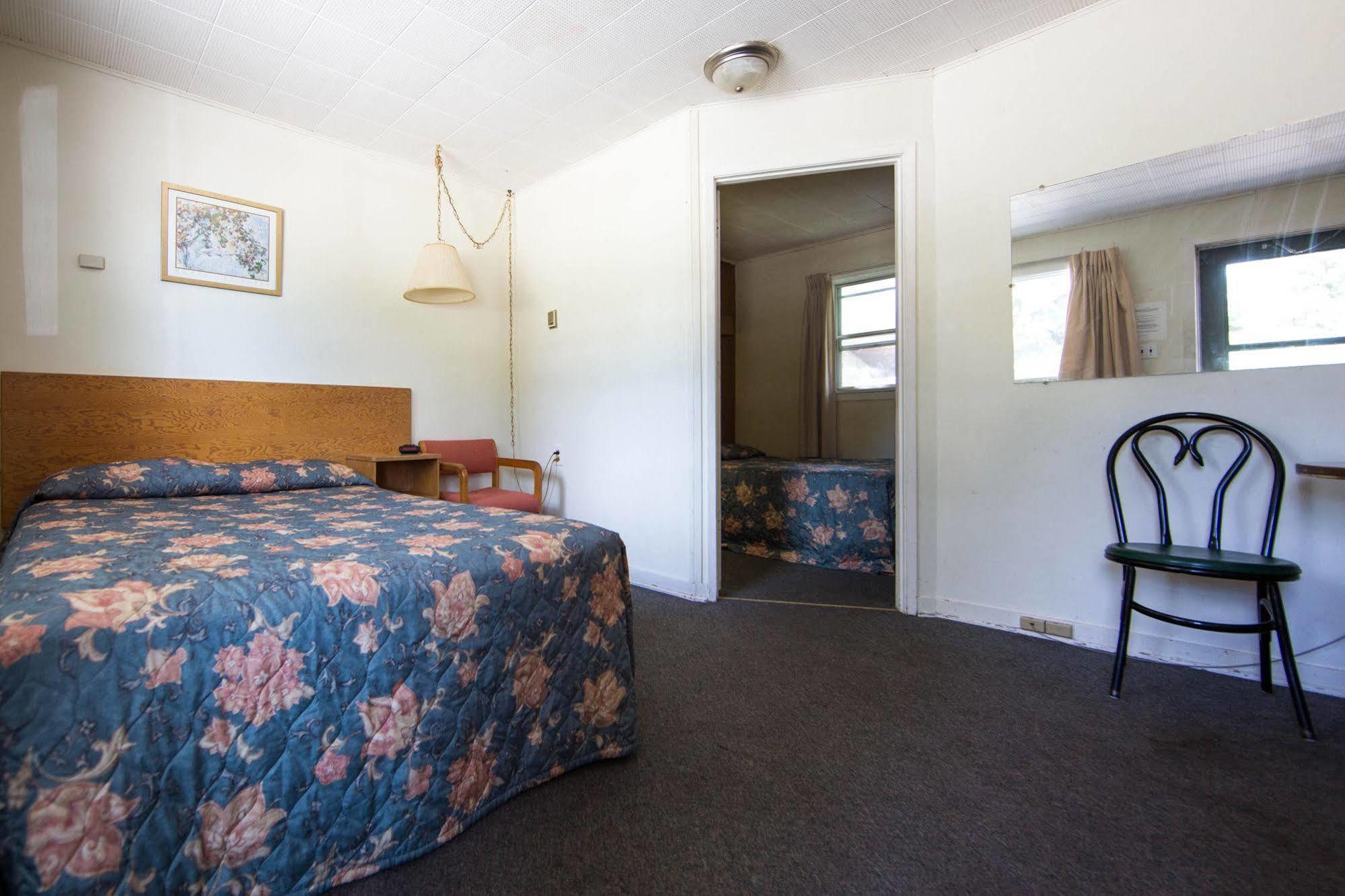 Yellow Quill Motel Portage la Prairie Exterior photo