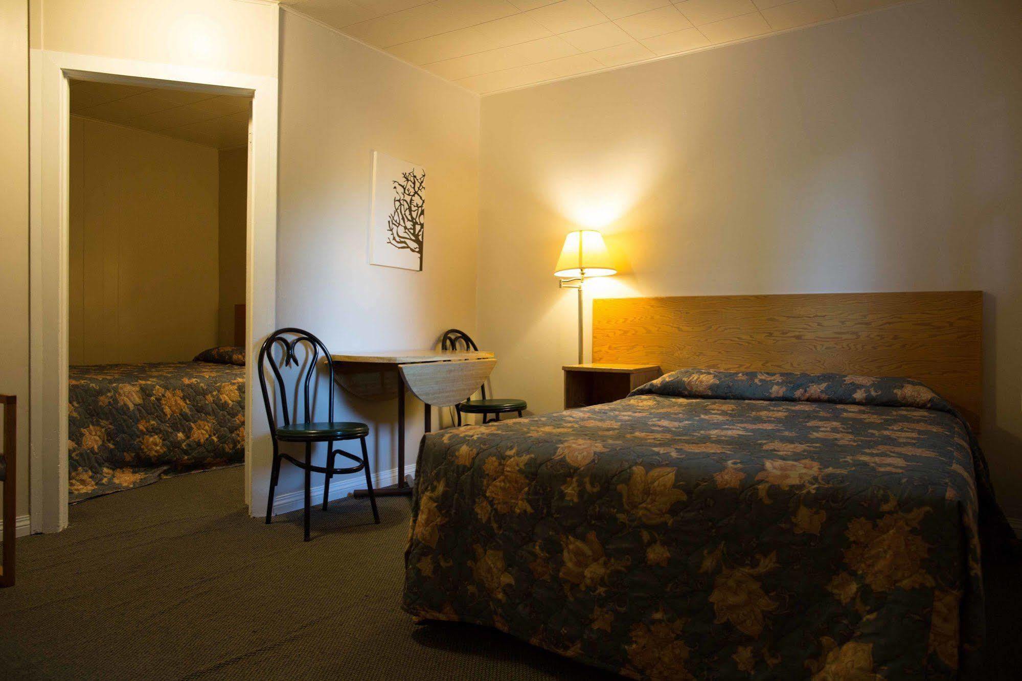 Yellow Quill Motel Portage la Prairie Exterior photo