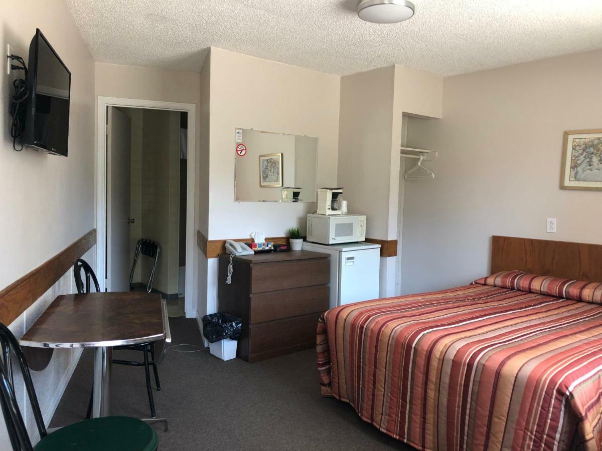 Yellow Quill Motel Portage la Prairie Exterior photo